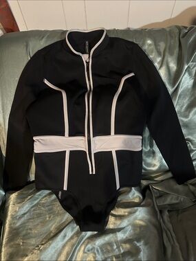 Eves Temptation Beverly Hills B&W LongSleeve OnePiece Swim w Front Zip wetsuit
